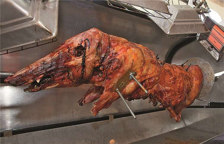 Spanferkel am Spieß war mittags der Renner.