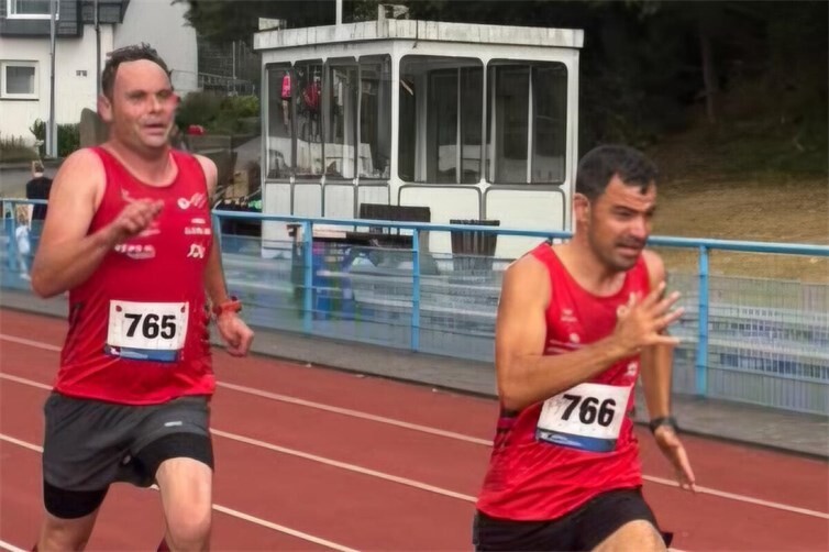 Spannend bis auf den letzten Meter.. 10.000 m mit Dietmar Krämer und Markus Schmitt... Markus Schmitt mit einer Sekunde Vorsprung im Ziel