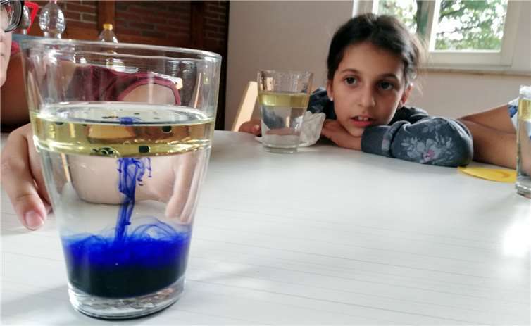 Spannend für die kleinen Forscher: Die blaue Tinte hinterlässt tolle Spuren im mit Wasser und Öl gefüllten Glas. Privat
