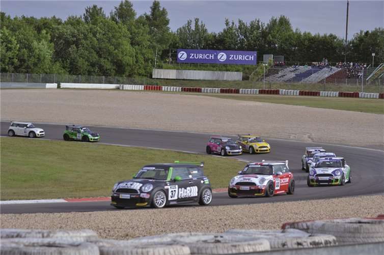 Spannend ging es auch bei der ADAC Pro-Car-Serie am Freitagnachmittag zu.