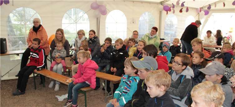 Spannend lauschten die Kinder der Geschichte von der mutigen Maus. Fotos: MFU