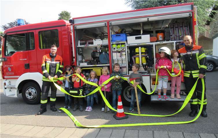 Spannend war der Besuch bei der Feuerwehr für die Vorschulkinder. Fotos: privat