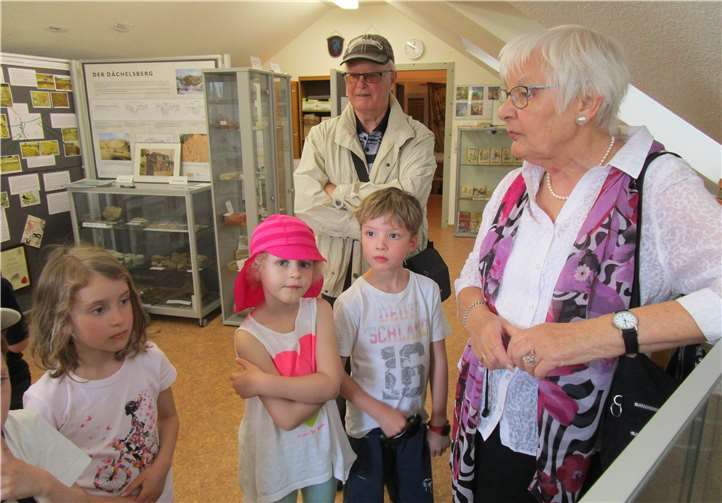 Spannend war für die Kinder aus der Tagesstätte „Drachenhöhle“ der Besuch beim Heimat- und Verschönerungsverein Niederbachem, wo sie von Hans und Angela Thelen fachkundig durch die Fossilienausstellung begleitet wurden.  privat