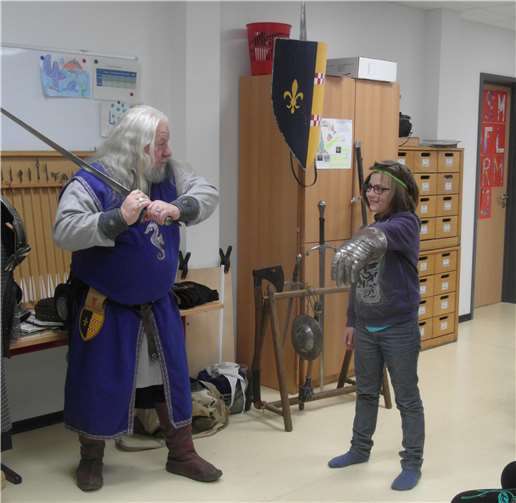 Spannend wurde es, als die Ritter den Kindern zeigten, welche Waffen früher geführt wurden und wie man diese verwendete.privat