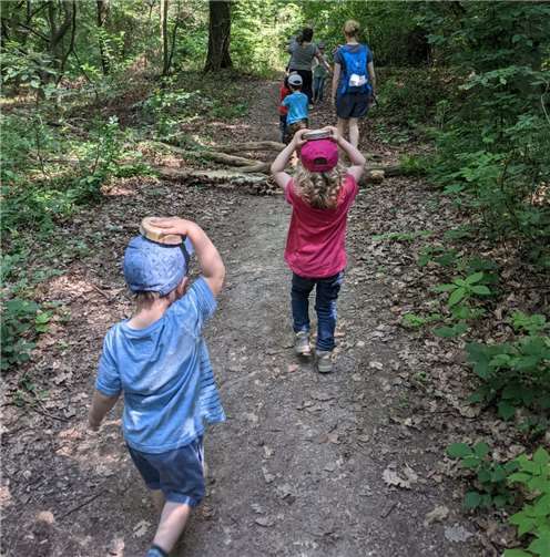 Spannende Abenteuer und lustige Spiele, Teamgeist und Kreativität erwartet die Kinder auf einem Waldausflug. Foto: privat