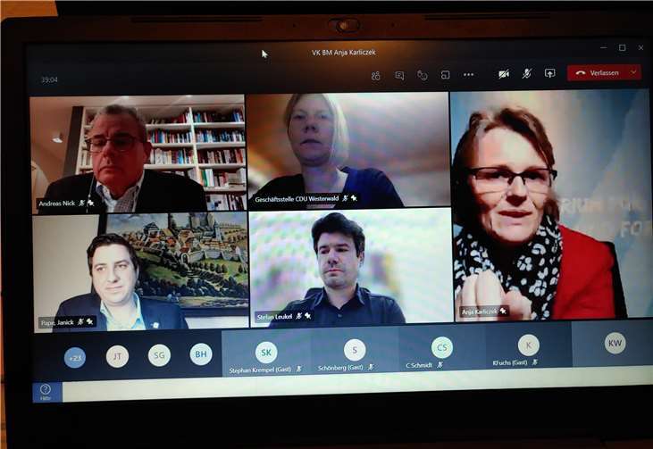 Spannende Einblicke gab Bundesbildungsministerin Anja Karliczek (rechts) bei der Videokonferenz. Foto: privat