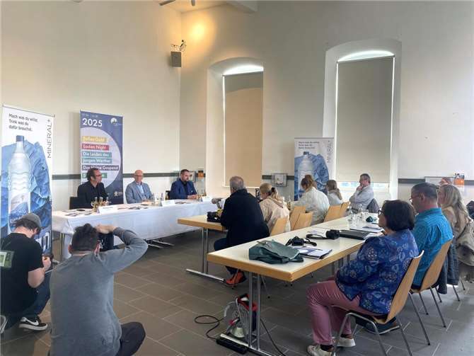 Spannende Einblicke zur bevorstehenden Spielzeit bot die Pressekonferenz der Burgfestspiele im Eifelmuseum.  Foto: Zoe Mertz/ Stadt Mayen