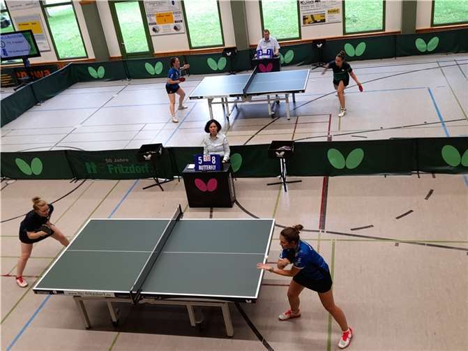 Spannende Einzel mit Steffi Hoffmann (vorne li.) und Hanna Schönau (hinten re.). Quelle: TTC GW Fritzdorf