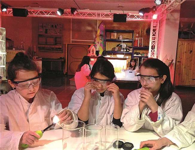 Spannende Experimente galt es im Mitmachmuseum durchzuführen.