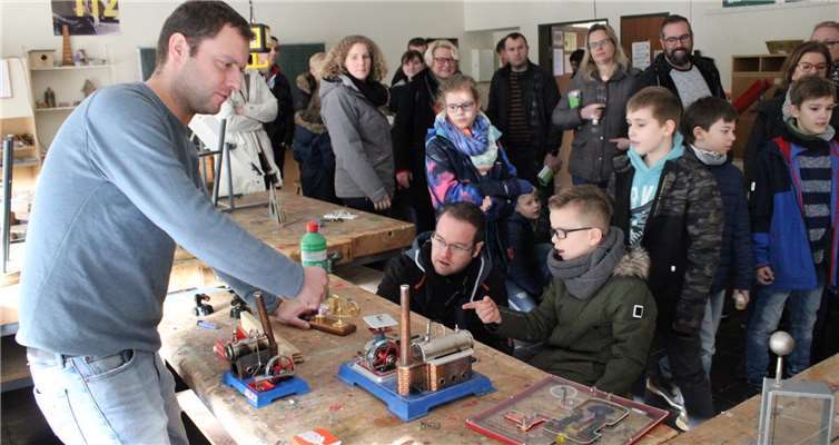 Spannende Experimente lockern den Unterricht auf und veranschaulichen das Gelernte.