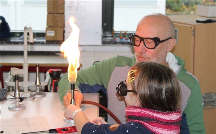 Spannende Experimente luden zum Mitmachen ein.  Foto: Anne-Frank-Realschule plus