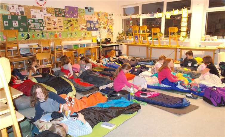 Spannende Geschichten erlebten die Kinder während der Lesenacht im Klassenraum.privat