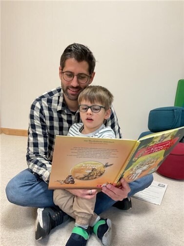 Spannende Geschichten inklusive: Das Vorlesen soll die Kinder später zum Lesen animieren.