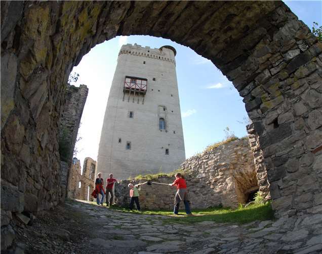 Spannende Geschichten über das Leben in vergangenen Zeiten und eine knifflige Schatzsuche können Kinder am 9. Oktober auf der Burg Olbrück erleben. Foto: Tourist-Information Vulkanregion