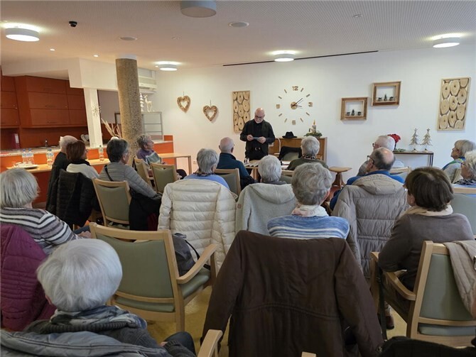 Spannende Lesung bei der Senioren-Akademie.  Foto: Walter Reis
