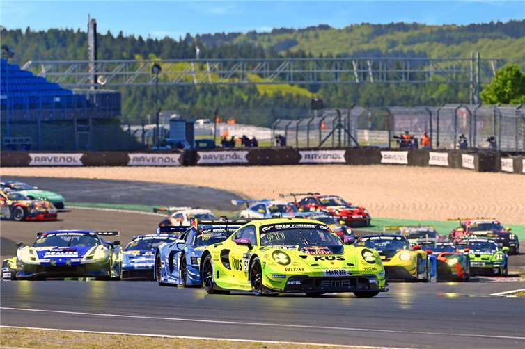 Spannende Positionskämpfe prägten den Rennverlauf an der Spitze des Feldes, hier in Führung der später auch siegreiche Manthey-Porsche. Fotos: BURG