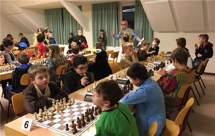 Spannende Schachspiele zwischen König und Ritter, Clown und Robin Hood usw.Fotos: privat