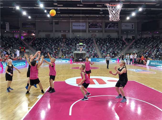 Spannende Spiel lieferte sich das Team der KGS (in schwarzen Trikots) im Bonner Telekom Dome. Fotos: privat