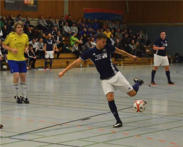 Spannende Spiele sahen die Zuschauer beimHallenfußballturnier der Verbandsgemeinde Pellenz. Fotos: Krämer