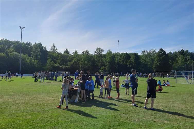 Spannende Spiele und die Möglichkeit, das DFB-Fußballabzeichen zu erwerben, sorgten für große Begeisterung und besondere Emotionen beim Jubiläumsturnier der Grundschulen der VG Montabaur.  Foto: VG Montabaur / Helene Rörig