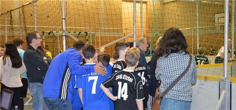 Spannende Spiele und ein DJ sorgten für gute Stimmung innerhalb und außerhalb des „Käfigs“.