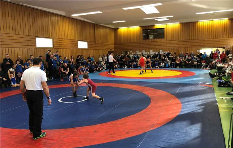 Spannende Wettkämpfe, eine volle Sporthalle, tolle Stimmung – die Rheinland-Meisterschaften der Jugend in beiden Stilarten in Boden im Westerwald begeisterte Fans wie Offizielle.privat