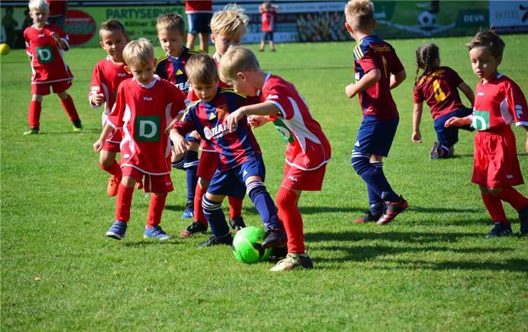 Spannende Zweikämpfe auch schon bei den kleinen Kickern.