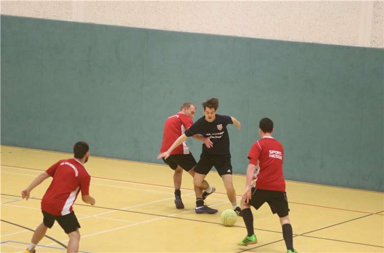 Spannende Zweikämpfe gab esin jedem Spiel zu sehen. Fotos: UP