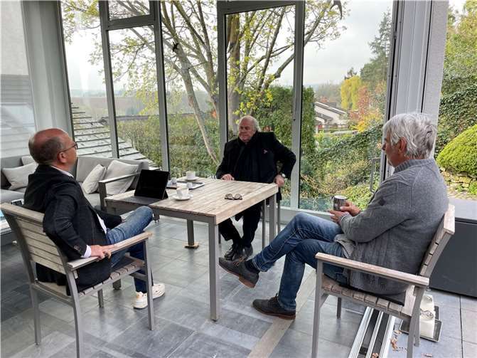 Spannendes Gespräch im Wintergarten (v.l.n.r.): Hermann Krupp, Hans Stefan Steinheuer und Peter Berg. Foto: ROB 