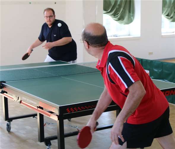Spannendes Tischtennismatch zwischen Björn Schäfer und Johann Henrich.