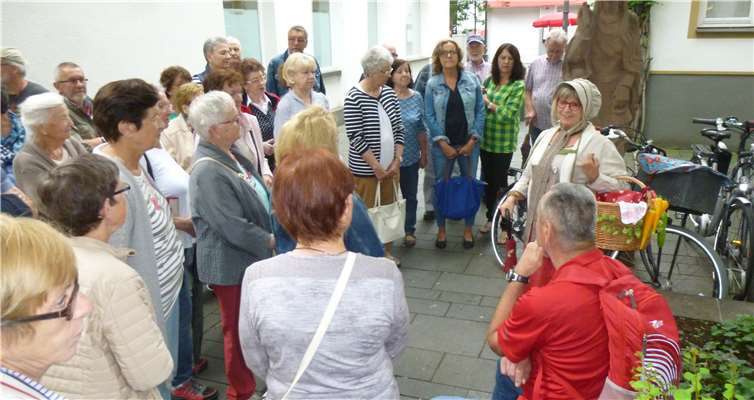 Spannendes und Kurioses aus der Stadtgeschichte erfuhren die Teilnehmer des Ausflugs von Marktfrau Lisbeth alias Marlis Weiß. privat
