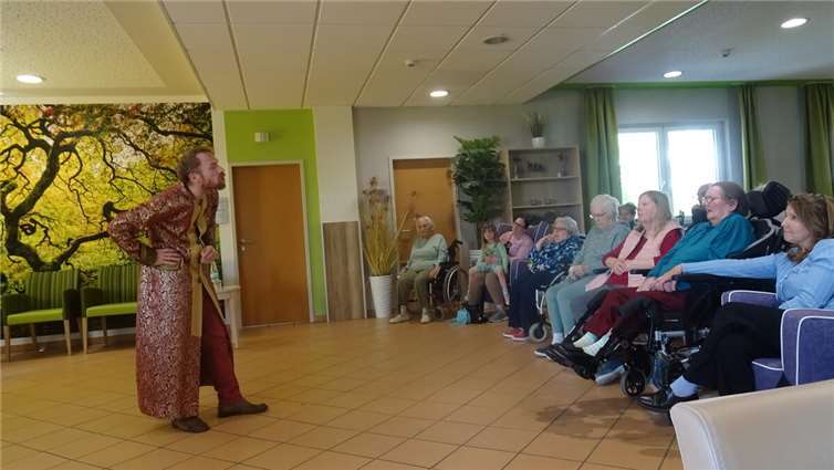 Spannung, Verzauberung und gebanntes Zuhören. Bewohnerinnen und Bewohner des Seniorenzentrums Bethesda lauschen dem Vortrag von Phillip Sponbiel.  Foto: Sabine Gossen, Bethesda-St. Martin gGmbH