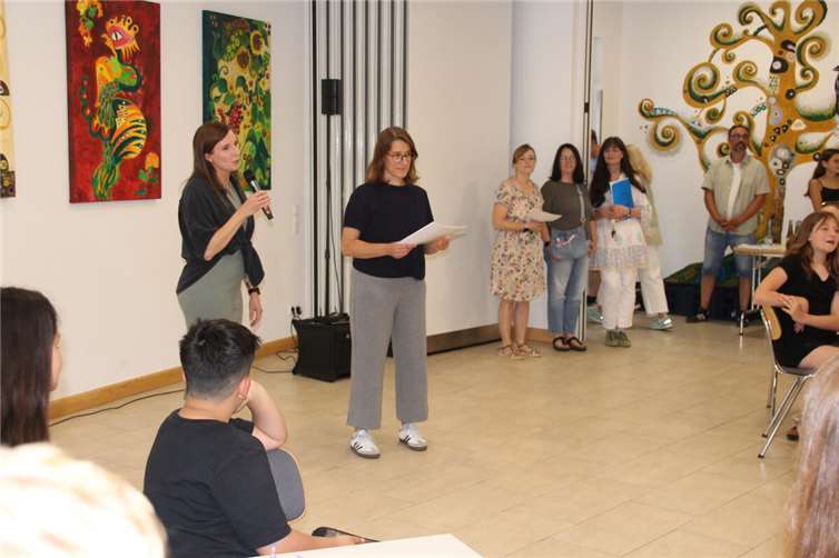 Spannung im Publikum: Die pädagogische Leiterin Julia Mohr und Klassenlehrerin Ursula Nicolay begrüßen die Schüler und Schülerinnen der zukünftigen Klasse 5b. Foto: Realschule plus und FOS Untermosel