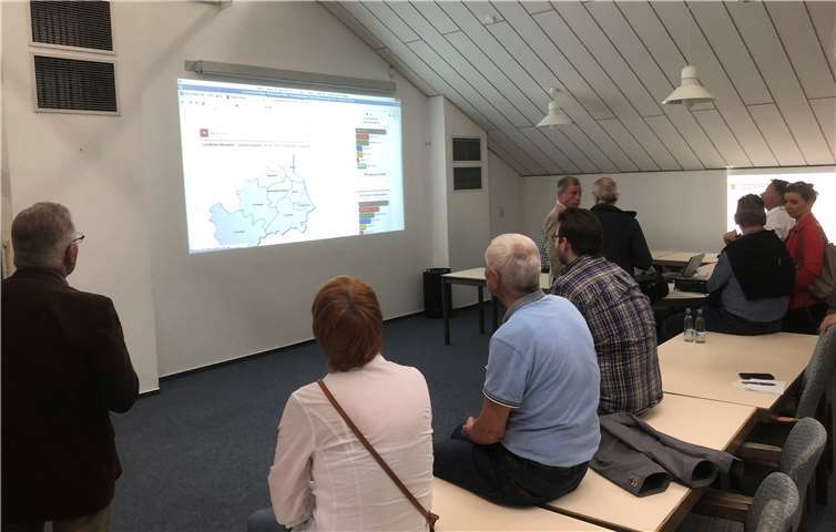 Spannung im Rathaus: Am Wahlabend kamen einige interessierte Bürger in den Ratssaal um die Entwicklung der Wahlergebnisse zu verfolgen. Foto:ROB