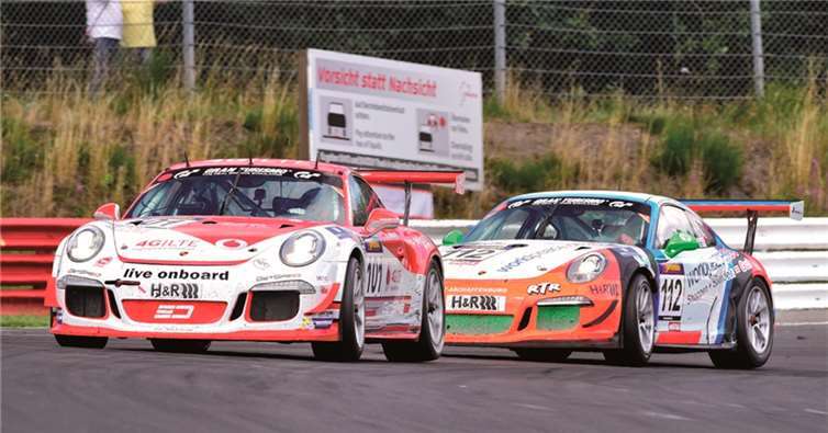 Spannung pur: Stoßstange an Stoßstange ging der GetSpeed Porsche gefolgt vom RTR-Cup Porsche mit Marc Hennerici am Steuer in die letzte Runde.