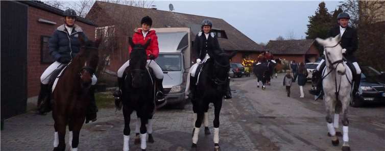 Spannung pur auch bei den Erwachsenen vor ihrer Darbietung.Fotos: BV