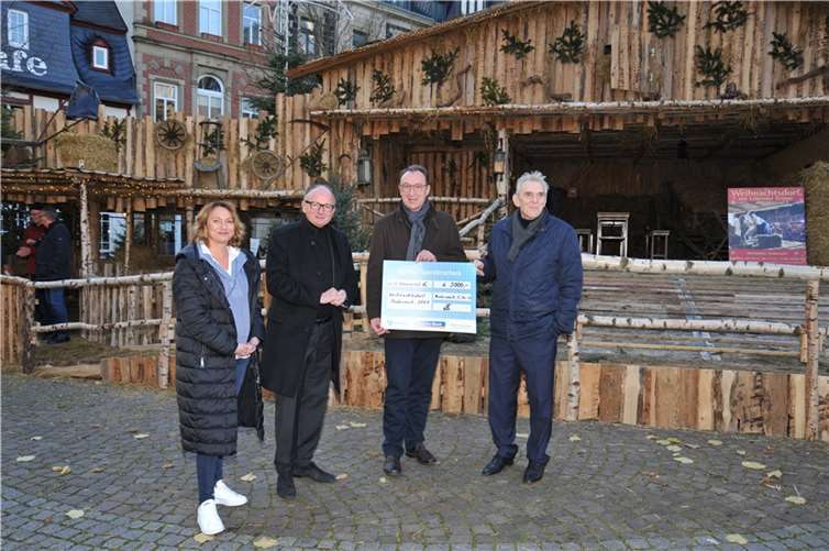 Sparda-Bank-Filialleiter Henning Oster (2. von rechts) überreichte den Spendenscheck in Höhe von 3000 Euro an Oberbürgermeister Achim Hütten (2. von links) und Bürgermeister Claus Peitz. Darüber freut sich auch Bregita Eichelhardt von Andernach.net.Foto: Stadt Andernach/Maurer