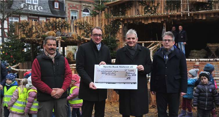 Sparda-Bank-Filialleiter Henning Oster (3. v. re.) überreichte den Spendenscheck in Höhe von 4.000 Euro an Bürgermeister Claus Peitz (2. v. re.) und Andernach.net-Geschäftsführer Christian Heller (re.). Stadt Andernach/Maurer