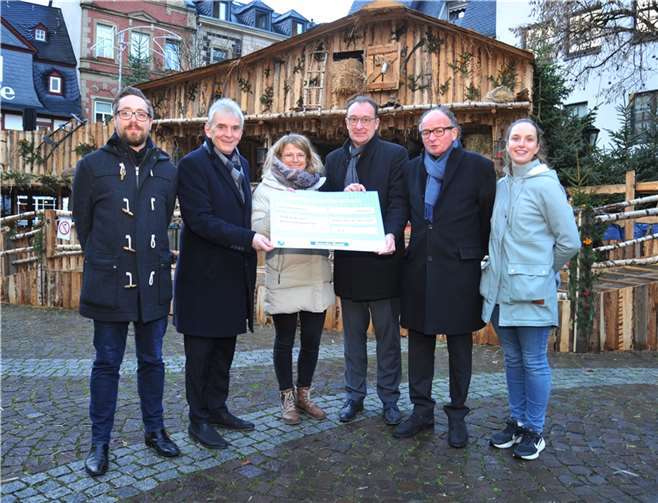 Sparda-Bank-Filialleiter Henning Oster (3. von rechts) überreichte den Spendenscheck in Höhe von 3000 Euro an Oberbürgermeister Achim Hütten (2. von rechts) und Bürgermeister Claus Peitz (2. von links). Darüber freut sich auch Andernach.net-Geschäftsführerin Jana Dott (3. von links), Mitorganisator Johannes Lewenberg von Andernach.net (links) und Bettina Schneider (EdiCitNet-Projekt).  Foto: Stadt Andernach/Maurer