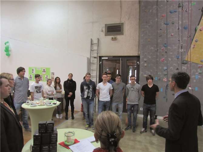 Sparkassen-Vorstand Karl-Josef Esch: „Wir sind mächtig stolz darauf, dass Sie der beste Jahrgang sind.“