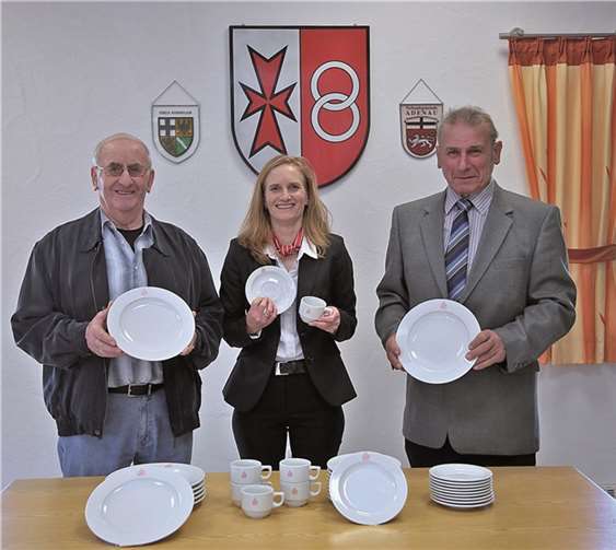 Sparkassenberaterin Sandra Kasper (M.) übergab das neue Geschirr an Ortsbürgermeister Peter Pürling (r.) und den ersten Beigeordneten Klemens Kettel (l.).privat