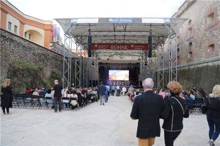 „Sparkassenbühne“- BuGa Feeling, 21:20 Uhr. ISO 200 | f/4,5 | 1/30 s |24 mm.