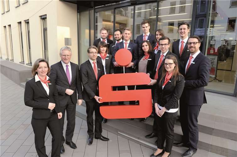 Sparkassendirektor Dieter Zimmermann (2.v.l.), Katja Figura (l.) und Michael Bick (r.) übergaben den jungen Bankkaufleuten ihre Abschlusszeugnisse.privat