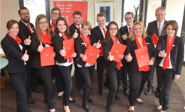 Sparkassendirektor Dieter Zimmermann (2.v.r.), Katja Figura (l.) und Michael Bick (2.v.l.) freuen sich mit den jungen Bankkaufleuten über die bestandenen Abschlussprüfungen. KSK