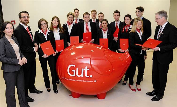 Sparkassendirektor Dieter Zimmermann (re.), Michael Bick (2. v. l.) und Katja Figura (li.) freuen sich mit den "frisch gebackenen" Bankkaufleuten über die guten Prüfungsergebnisse. privat