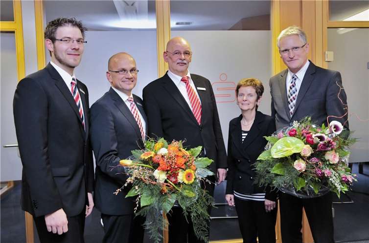 Sparkassendirektor Dieter Zimmermann (rechts), Marktbereichsleiter Christoph Frings (2. v. l.) und Geschäftsstellenleiter Christian Frings (links) verabschiedeten Claudia Retterath (2. v. r.) und Günter Schmitt (Mitte) in die passive Phase der Altersteilzeit.Privat