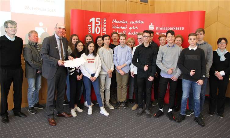 Sparkassendirektor Guido Mombauer (3. v. l.) beglückwünschte im Beisein der Schulleiter Reiner Meier, Gerald Charlier und Andrea Monreal gemeinsam mit den betreuenden Lehrern die glücklichen Kreis-Sieger der 35. Spielrunde des Planspiels Börse.  KSK Ahrweiler