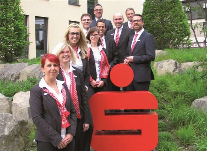 Sparkassendirektor Guido Mombauer gratulierte gemeinsam mit Privatkundenleiter Michael Jünger, Leiter Provinzial-Agentur Odo Schmidgen und Weiterbildungsleiter Michael Bick den erfolgreichen Absolventen. privat