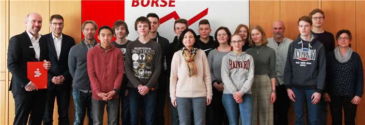 Sparkassendirektor Guido Mombauer (l.) beglückwünschte im Beisein der Schulleiterin Christa Killmaier-Heimermann (EKG) und Schulleiter Lutz Hasbach (PJG) gemeinsam mit den betreuenden Lehrern Michael Plückthun (PJG) und David Frenzel (EKG) die glücklichen Kreis-Sieger der 37. Spielrunde des Planspiels Börse.Foto: