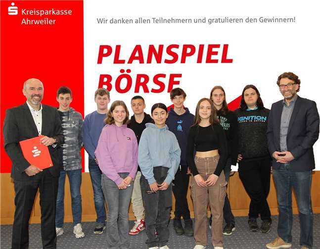 Sparkassendirektor Guido Mombauer (li.) beglückwünschte im Beisein des Schulleiters Lutz Hasbach (PJG) die glücklichen Kreis-Sieger der 39. Spielrunde des Planspiels Börse. Quelle: PJG